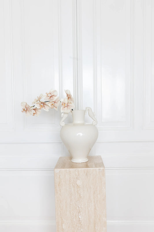 Grote orchideeënbloem beige